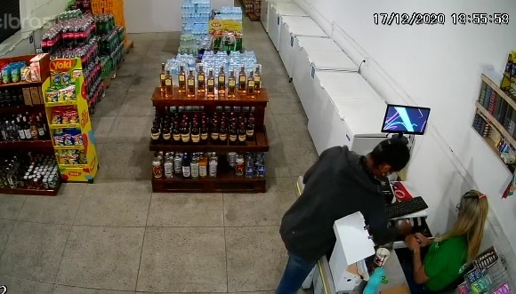 Câmeras flagram ladrão de bicicleta roubando Disk Bebidas no centro de Paulo Afonso (Assista)