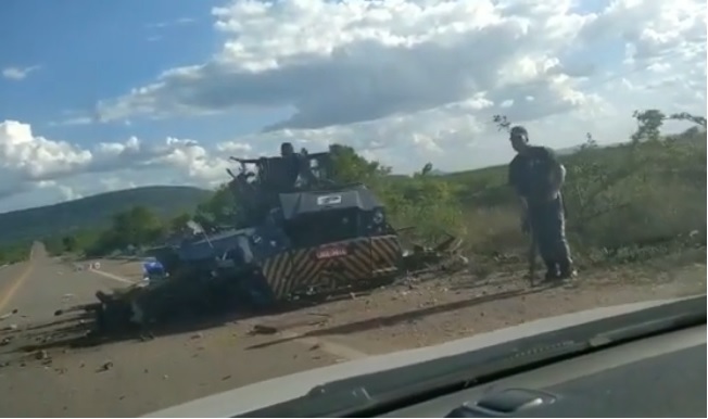 Bandidos explodem carro-forte na BR-110 entre as cidades de Jatobá e Petrolândia