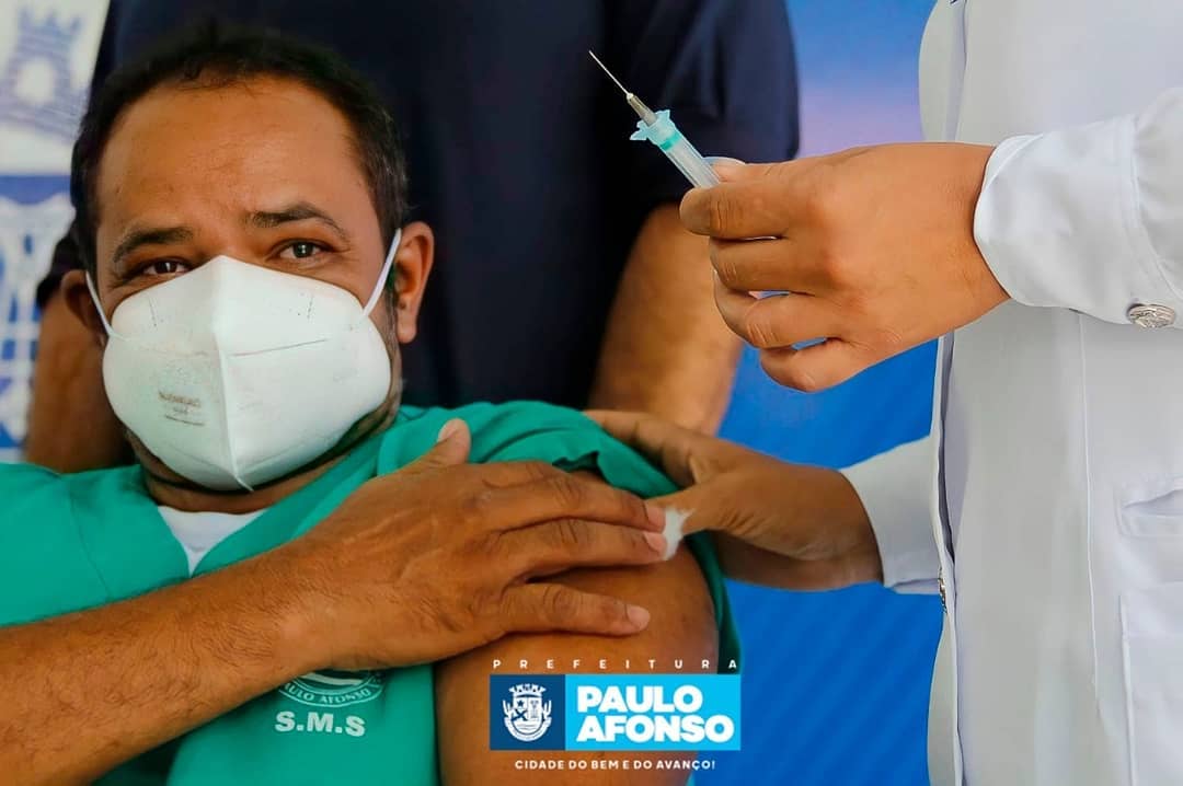 Covid-19: maqueiro, enfermeira e médico são os três primeiros vacinados em Paulo Afonso (Vídeo)