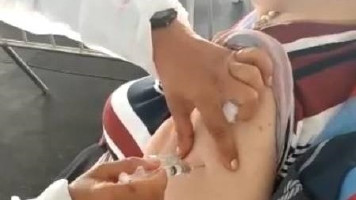 Técnica de enfermagem finge vacinar idosa contra covid-19 em Maceió e é afastada; veja vídeo