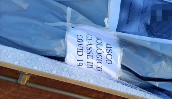 Caixão com corpo que tinha identificação de risco biológico por Covid é achado em estrada da Bahia