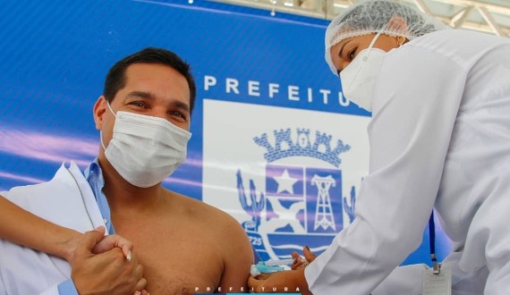 Covid-19: maqueiro, enfermeira e médico são os três primeiros vacinados em Paulo Afonso (Vídeo)