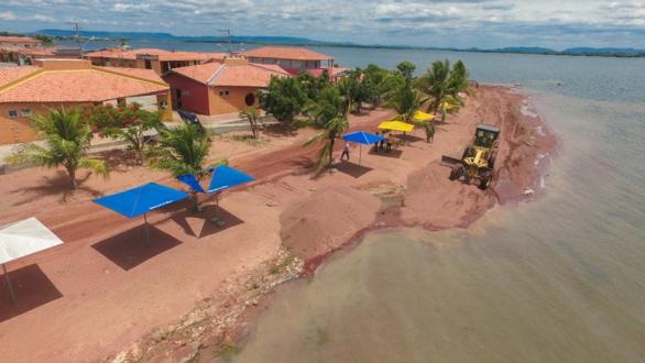 Orla ainda mais bela! Prefeitura de Glória-BA retira baronesas e coloca areia às margens do Balneário