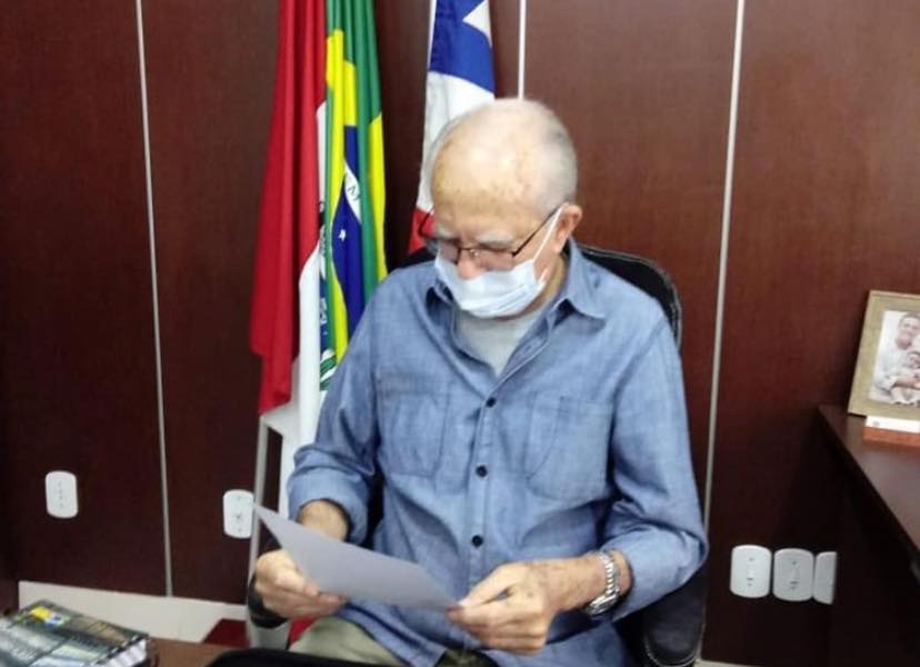 “Quero trabalhar cada vez mais pelo meu povo”, diz Luiz de Deus ao voltar a despachar em seu gabinete na prefeitura