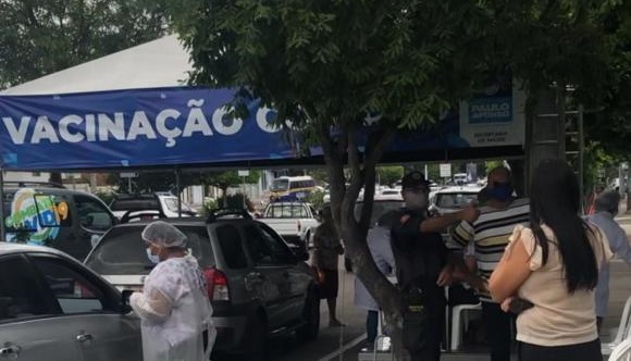 Evinha acompanha etapa de vacinação e propõe melhorias