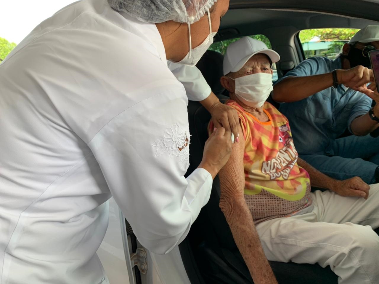 Drive-trhu de vacinação contra covid-19 de idosos a partir de 90 anos tem grande adesão em Paulo Afonso