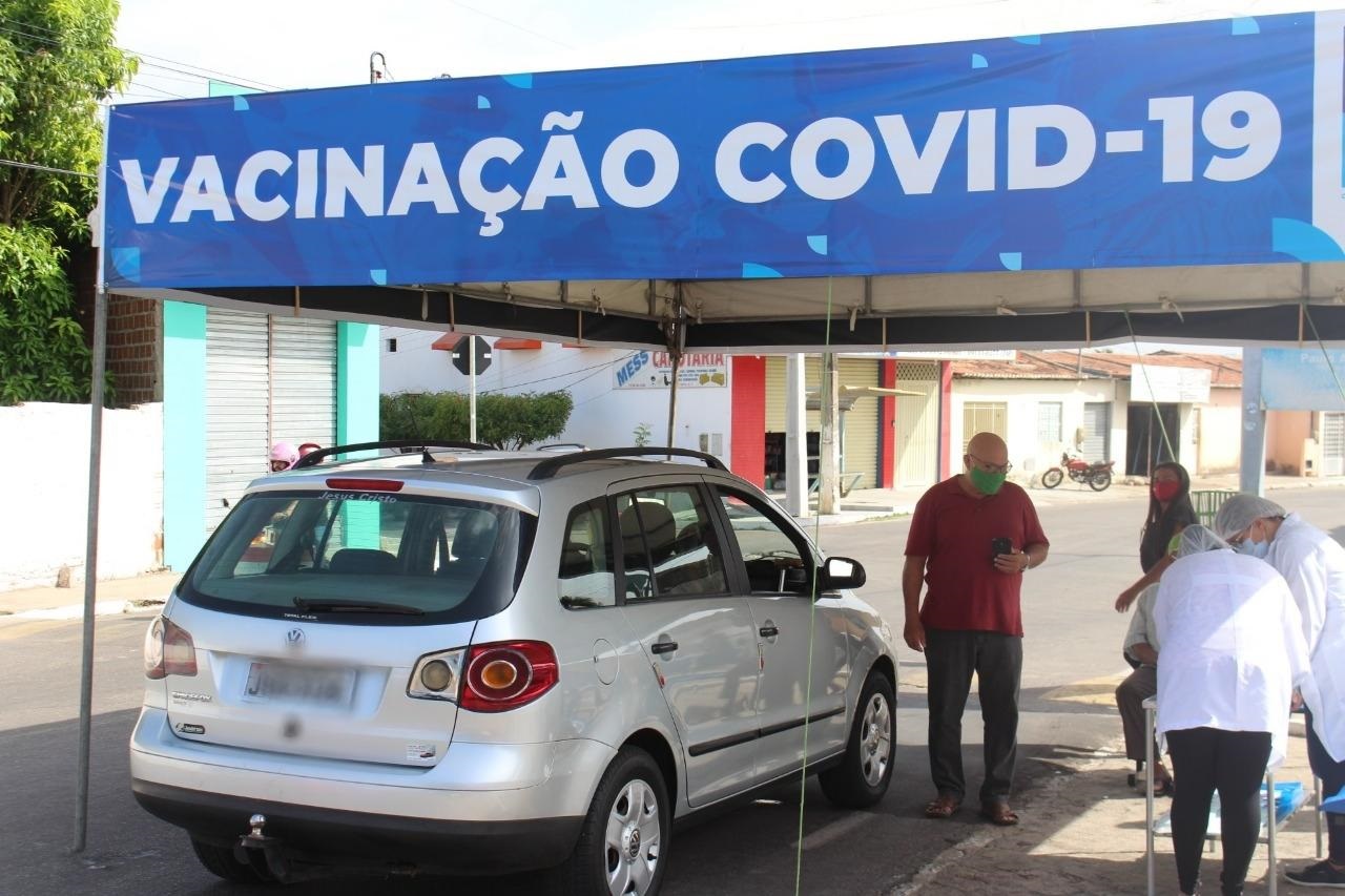 Drive-trhu de vacinação contra covid-19 de idosos a partir de 90 anos tem grande adesão em Paulo Afonso
