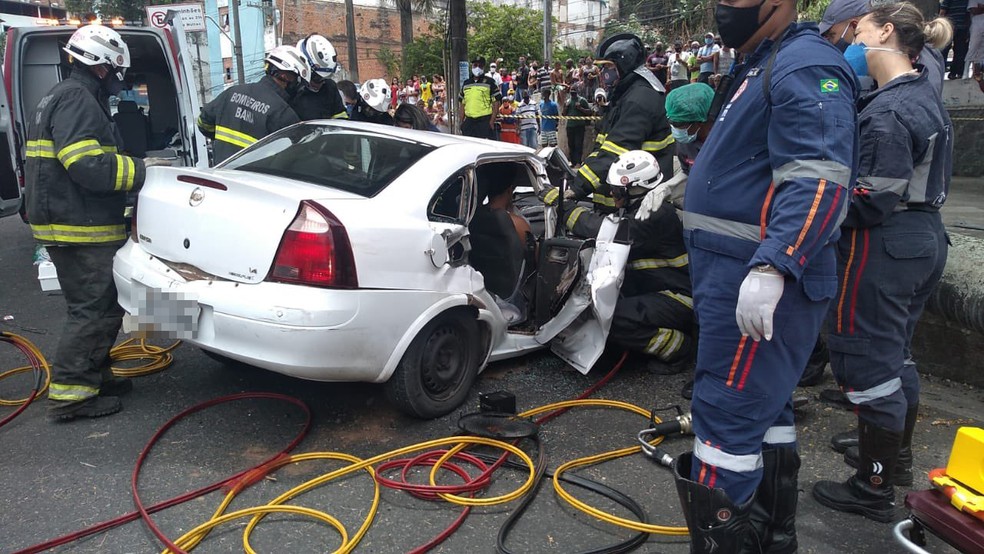 Família de Paulo Afonso é vítima de acidente de trânsito em Salvador após árvore cair em cima de carro; diz G1-BA
