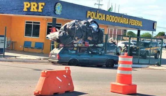 PRF flagra carro transitando em rodovia de Paulo Afonso com mudança no teto e lotação excedente