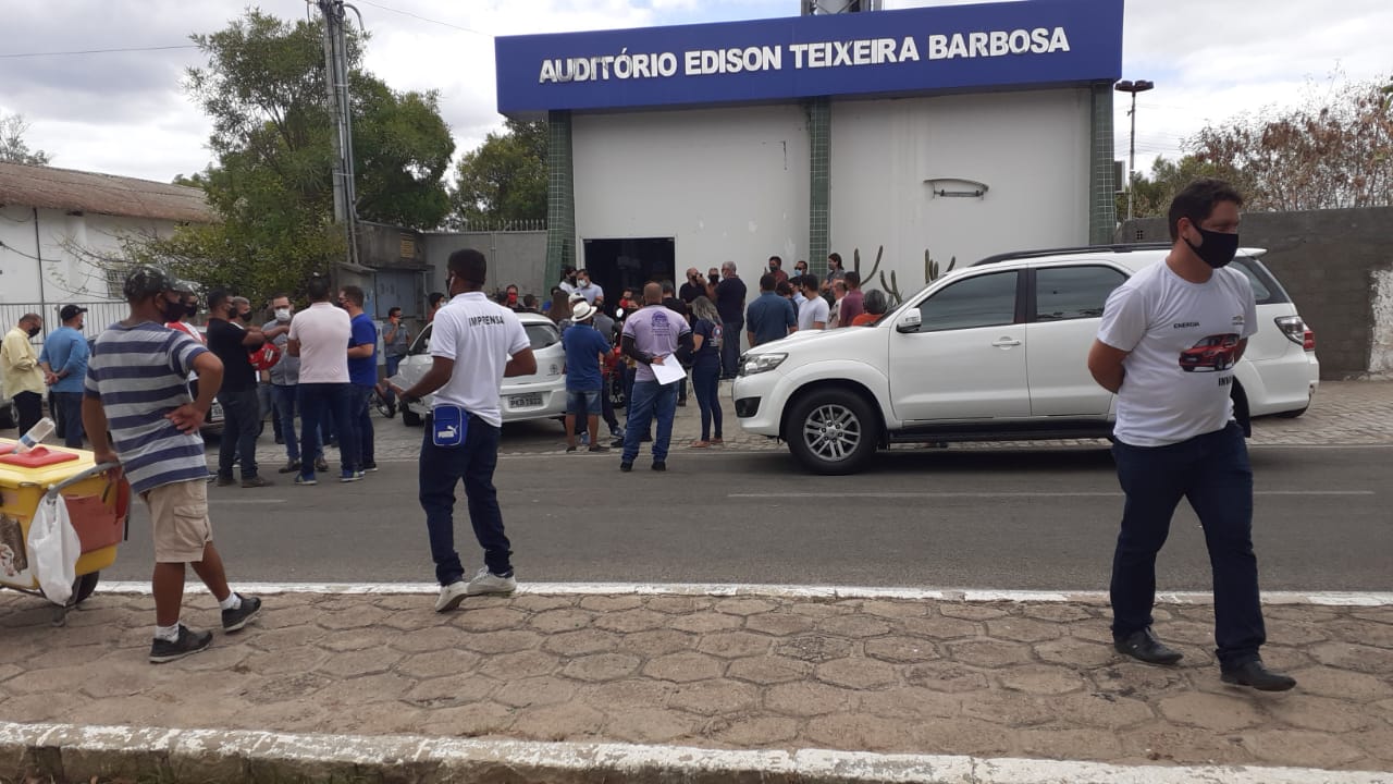 Covid-19: empresários protestam nas ruas de Paulo Afonso contra fechamento do comércio