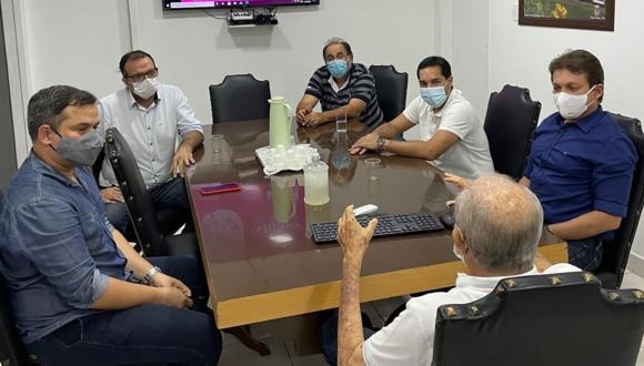 Covid-19: em reunião com prefeito Luiz de Deus, médicos expõem preocupação do sistema colapsar
