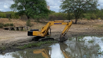 Lago da Vila Militar passa por limpeza em parceria da Prefeitura com o Exército