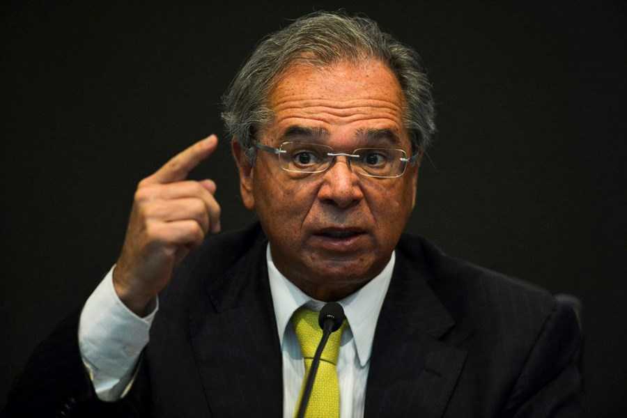 Ministro Paulo Guedes anuncia antecipação de 13º de beneficiários do INSS