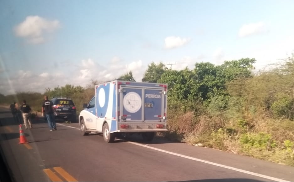 Após ser atropelada, mulher tem corpo esmagado por carros na BR-110, em Paulo Afonso