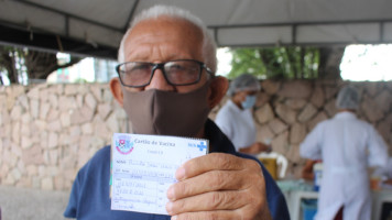 “A gente deve seguir a ciência”, aconselha idoso ao ser vacinado contra covid-19 em Paulo Afonso
