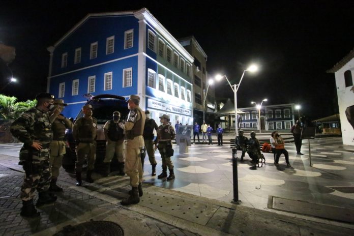 Rui prorroga toque de recolher e proibição de eventos em toda a Bahia até 26 de abril