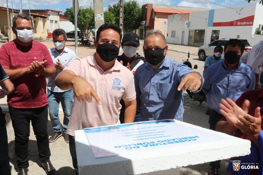 Prefeito David Cavalcanti entrega cobertura do pátio da feira livre de Glória-BA