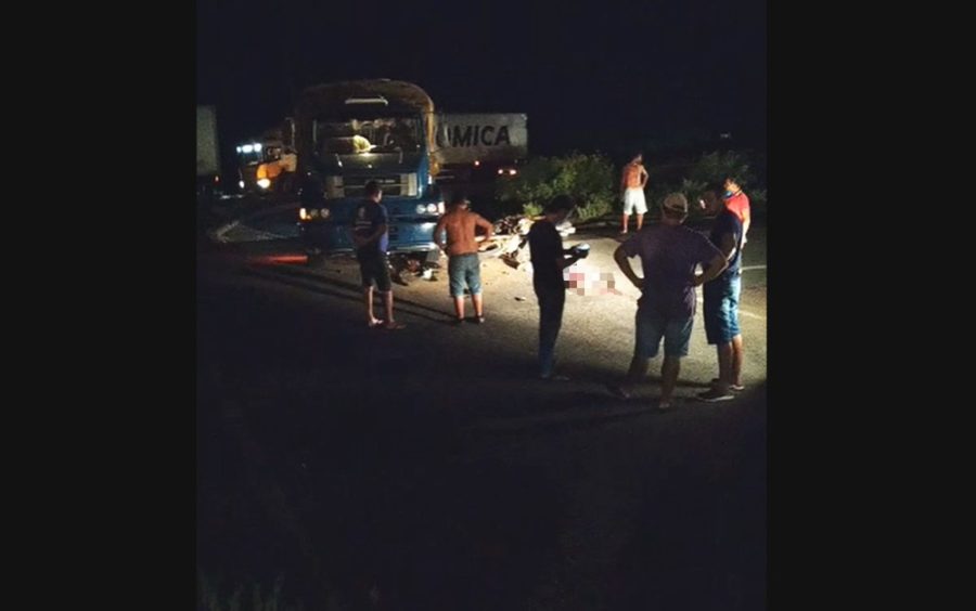Batida entre caminhão e motocicletas deixa dois mortos e um ferido em Abaré (BA)