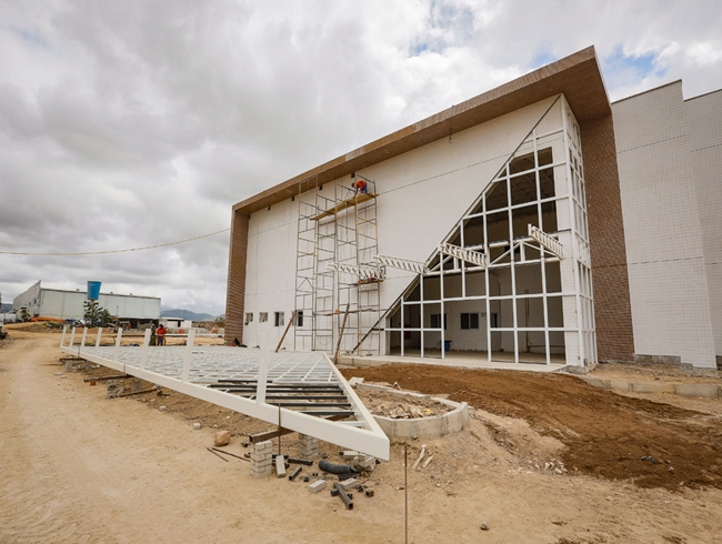 Em maio, Delmiro Gouveia ganhará hospital com 30 leitos de UTI e mais 150 para tratamento Covid-19, diz Renan