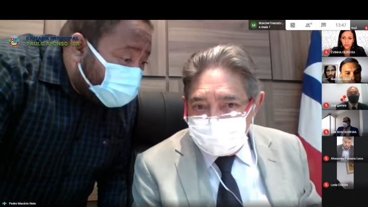 6 x 5 e não 6 x 6: Presidente da Câmara erra contagem de votos e “desempata” a favor de emenda