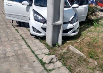 Motorista perde controle do veículo e colide contra poste no centro de Paulo Afonso