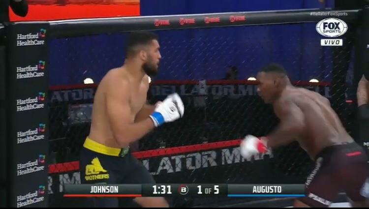 Lutando só com ‘mão ruim’, pauloafonsino Gugu quase nocauteia Anthony Johnson (Vídeos)