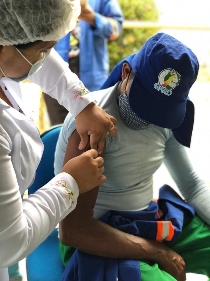 “Vamos trabalhar com mais segurança”, comemora gari vacinado contra covid-19 em Paulo Afonso