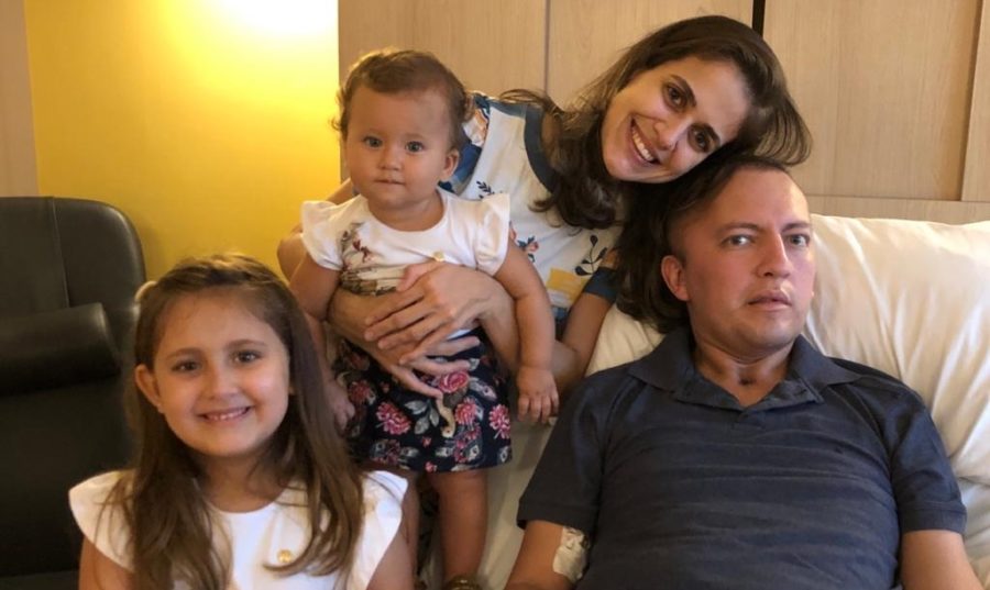 Pela 1ª vez após acidente, Henrique Coelho aparece em lindo clique ao lado das filhas e esposa