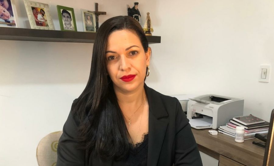 “Característica do governo é não ter transparência”, diz Evinha sobre a não divulgação dos vacinados contra a Covid