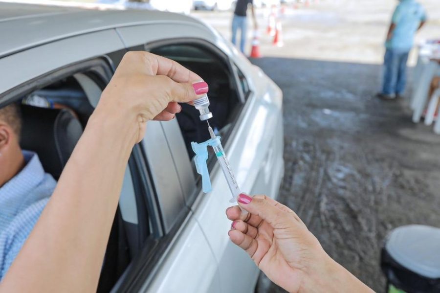 Jornalistas, blogueiros e cinegrafistas a partir dos 40 anos são inclusos em vacinação contra Covid-19 na Bahia