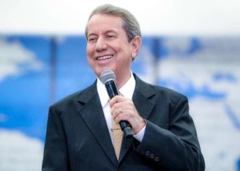 Missionário R.R. Soares que anunciou água “consagrada” está internado com Covid-19