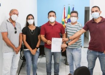 Prefeito David assina ordem de serviço para obras de 4.300m² de calçamento na sede de Glória-BA