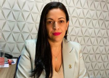 “Nós estamos na rua atendendo ao povo, e eles?”, diz Evinha sobre críticas de secretário e procurador do município