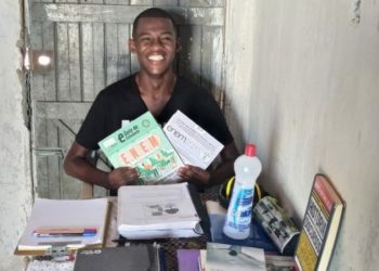 Jovem que estudou em casa sem energia elétrica na BA e tirou 980 na redação do Enem passa em medicina na UFRB