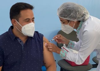 Prefeito de Glória-BA exalta profissionais de saúde ao receber a 1ª dose da vacina contra Covid-19