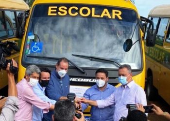 Prefeito David Cavalcanti participa de solenidade de entrega de novo ônibus escolar ao município de Glória