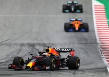 Verstappen some na frente e vence corrida mexida por série de punições na Áustria