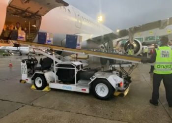 Mais de 111 mil doses de vacinas da Pfizer contra Covid-19 chegam à Bahia