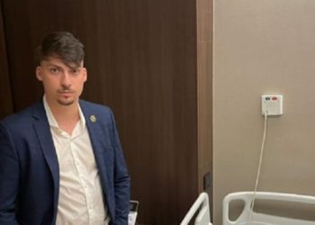 Filho caçula de Bolsonaro diz que namoraria petista: “O importante é o amor”