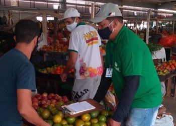 Equipes de fiscalização das feiras livres orientam sobre medidas sanitárias e organização dos espaços
