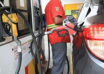 Consumidor já paga mais de R$ 7 por gasolina, diz ANP