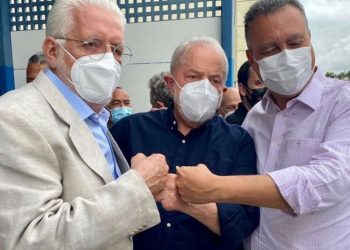 Lula desembarca em Salvador e é recebido por Jaques Wagner e Rui Costa