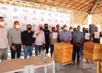Apicultores são contemplados com 90 caixas de colméia numa parceria entre Prefeitura, Embrapa, Chesf e BNDES