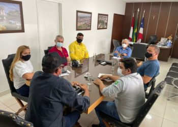 Prefeito Luiz de Deus reúne-se com ICMBio para tratar sobre atividade de quebra-pedras