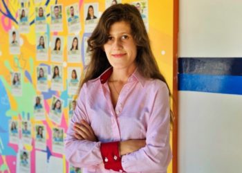 Ex-aluna do Colégio Sete publica livro e fala sobre realização