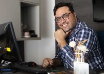 Glauber Torres da Agência Praten comemora título de melhor empresa de Marketing Digital de Paulo Afonso