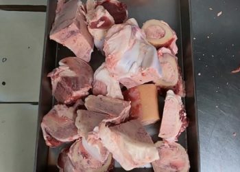 Sem dinheiro para comprar carne, pernambucanos recorrem a ossos e ovos para fazer as refeições