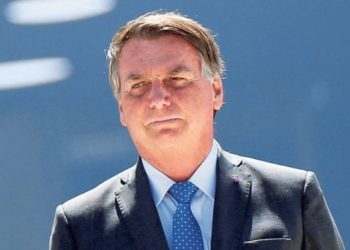 Bolsonaro veta punição para quem disseminar fake news