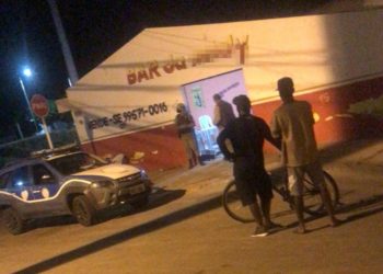 Homem é morto e outro fica baleado dentro de bar em Paulo Afonso