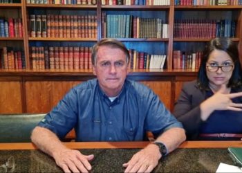 Bolsonaro faz associação absurda e falsa entre Aids e vacina de Covid, dizem especialistas